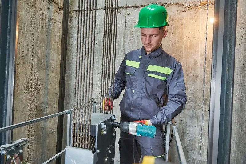 10 High Paying Blue Collar Jobs and Their Salaries in 2025